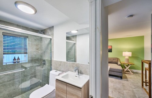 Parkside Apartamento | Tropical Bungalow in Hollywood Beach, w/ KING BED!