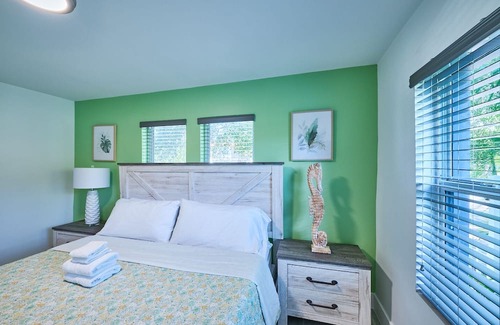 Parkside Apartamento | Tropical Bungalow in Hollywood Beach, w/ KING BED!