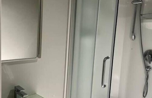 Desjardins Apartamento | La Bella - Private Bathroom and Kitchen