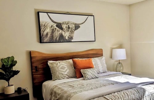 Chico Apartamento | Walk to Downtown & Chico State. Spacious 2 Bedroom with Parking. Pets welcome!