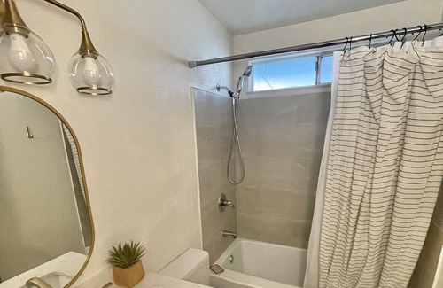 Chico Apartamento | Walk to Downtown & Chico State. Spacious 2 Bedroom with Parking. Pets welcome!