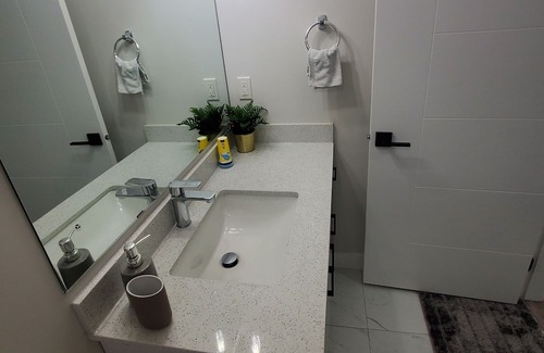 Northeast Edmonton Apartamento | Family friendly | Netflix | Spacious and cozy 2-bedroom Legal basement suite