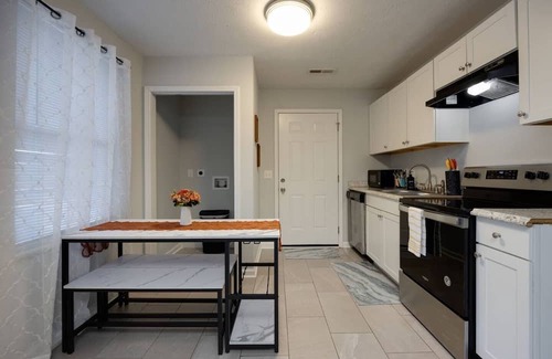Maplewood Heights Casa | Warm & Comfy in Nash | TVs in All Rooms | Book Now