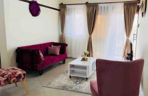 Kampala Apartamento | Cozy Apt close to Acacia 2BDR, UnLtd WIFI, Netflix