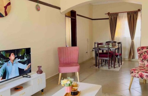 Kampala Apartamento | Cozy Apt close to Acacia 2BDR, UnLtd WIFI, Netflix