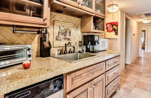 Maple Ridge Apartamento | The Teak Follow, beautiful brick enclosed space