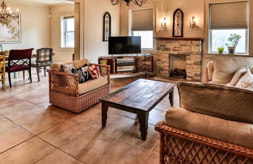 Maple Ridge Apartamento | The Teak Follow, beautiful brick enclosed space
