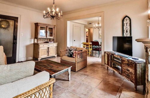 Maple Ridge Apartamento | The Teak Follow, beautiful brick enclosed space