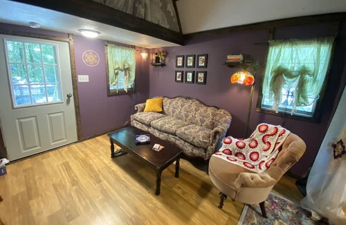 Live Oak Cabina | Whimsical Off-Grid Cottage in the Woods