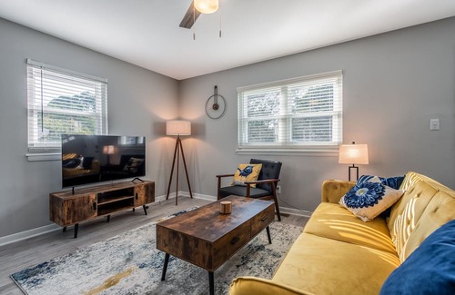 East Raleigh Casa | The Blue Bird, newly renovated modern home close to downtown Raleigh