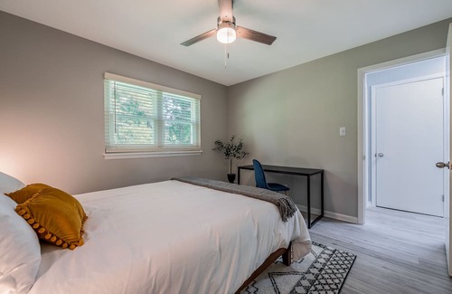East Raleigh Casa | The Blue Bird, newly renovated modern home close to downtown Raleigh