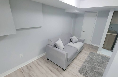 Brampton Apartamento | Beautiful unique basement apartment. Quick Access to Greater Toronto Area GTA.