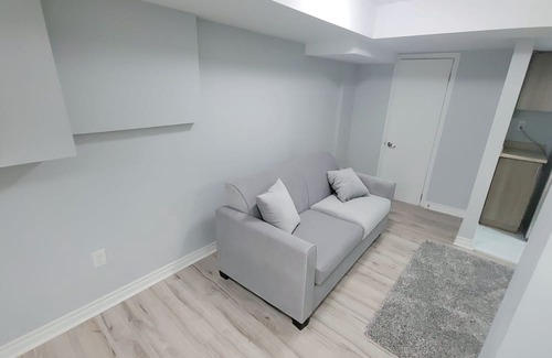 Brampton Apartamento | Beautiful unique basement apartment. Quick Access to Greater Toronto Area GTA.