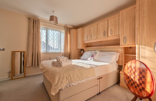 Muxton Casa | Lovely Detached Home | Pass The Keys