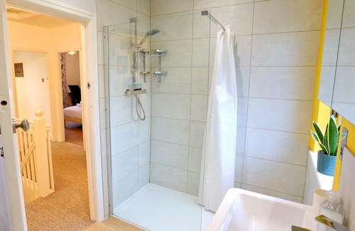 Prestwich Casa | Pass the Keys | King Bed House Next To Heaton Park | W&M Discounts