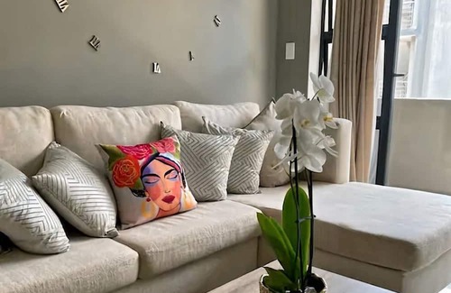 Greater Johannesburg Metropolitan Area Apartamento | Classy 2 bedroom/ 2 bathroom high security apartment with uncapped wi-fi