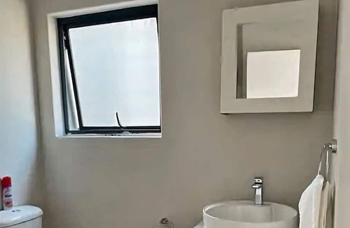 Greater Johannesburg Metropolitan Area Apartamento | Classy 2 bedroom/ 2 bathroom high security apartment with uncapped wi-fi