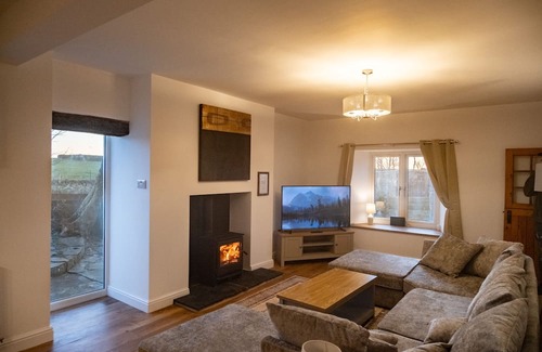 Millom Cabaña | Hycemoorside House - Group Hot Tub Getaway