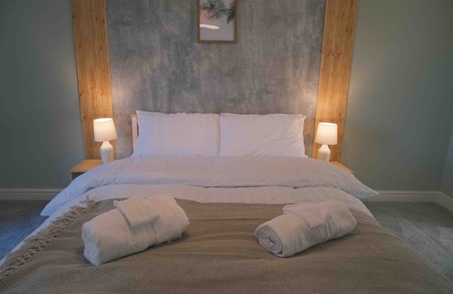 Millom Cabaña | Hycemoorside House - Group Hot Tub Getaway