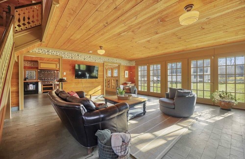 Williamstown Casa | Elegant Mountain View Retreat By Evergreen Home