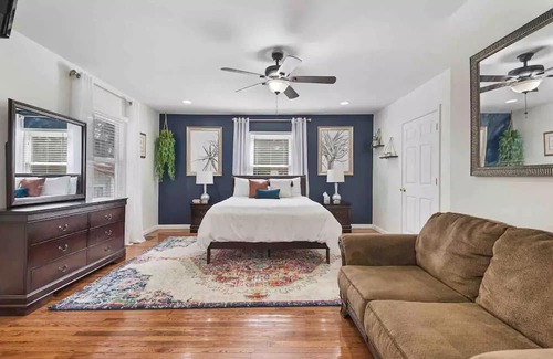West End Apartamento | Newly Renovated-In Historic West End-Sleeps 8