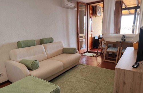 Cugnana Verde Apartamento | Apartment 'Bella Vista 2' with Sea View, Wi-Fi and Air Conditioning