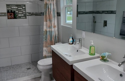 Summerfield Casa | 3 Miles to Villages/Near Lake Weir/Fishing/Boating. Brand New Custom Family home