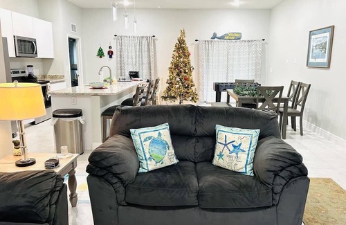 Summerfield Casa | 3 Miles to Villages/Near Lake Weir/Fishing/Boating. Brand New Custom Family home