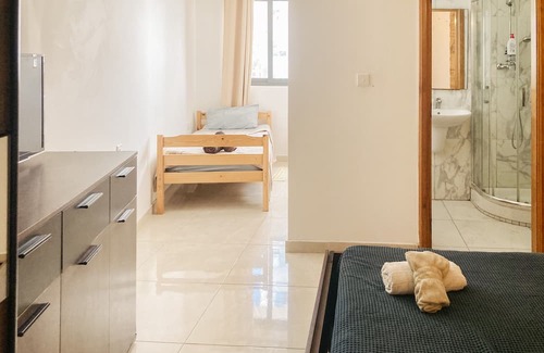 Pieta Apartamento | XL Central Home, Close to Valletta and Sliema, King Size Bed