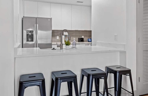Charlotte Center City Apartamento | 4BR Apt in Uptown - Balcony w/ City Views!