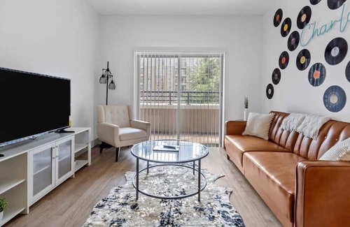 Charlotte Center City Apartamento | 4BR Apt in Uptown - Balcony w/ City Views!