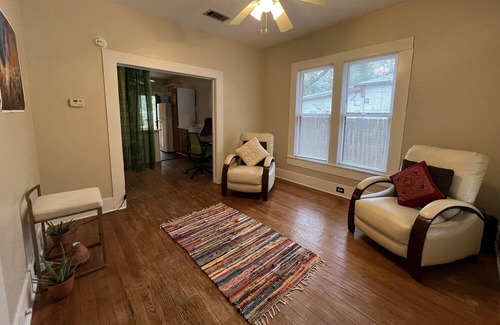 Heritage Casa | Cozy Spaceship Ranch House Meets Historical San Marcos