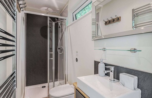 Toppesfield Cabina | City to Country Retreat Luxury Lodge with Hot Tub