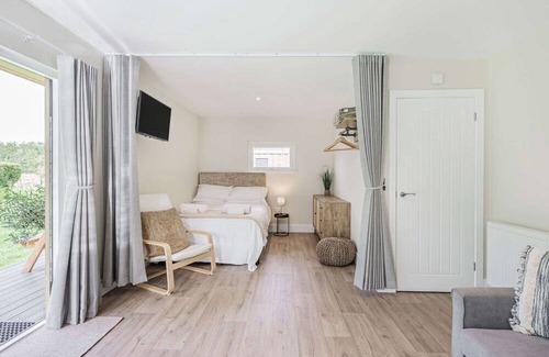 Toppesfield Cabina | City to Country Retreat Luxury Lodge with Hot Tub