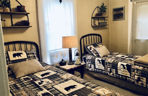 Dannemora Apartamento | Cozy 3 bedroom apartment in the Adirondacks for short or long term stays.