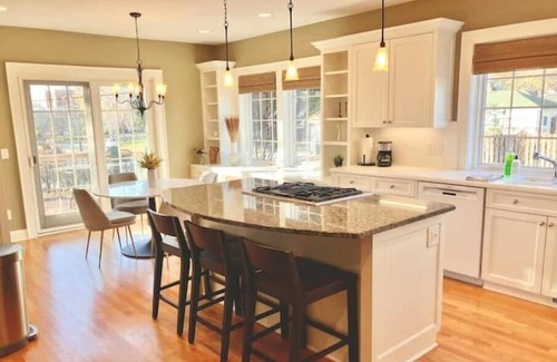 Northeast Minneapolis Casa | Sunny penthouse-style living with private deck