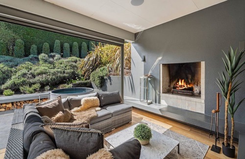 Lake Hayes Casa | Hawthorne House - Lake Views