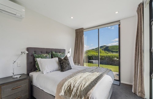 Lake Hayes Casa | Hawthorne House - Lake Views