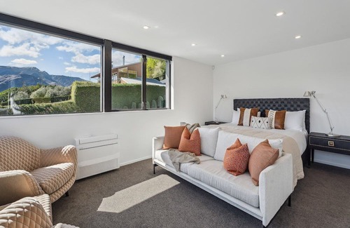 Lake Hayes Casa | Hawthorne House - Lake Views