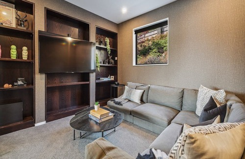 Lake Hayes Casa | Hawthorne House - Lake Views