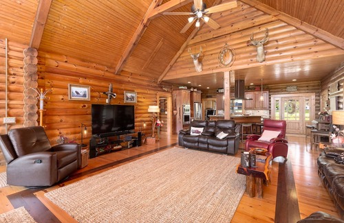 Franklin Cabina | A Little "Peace" of Paradise A Log House on a Rural Franklin Farm
