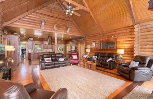 Franklin Cabina | A Little "Peace" of Paradise A Log House on a Rural Franklin Farm