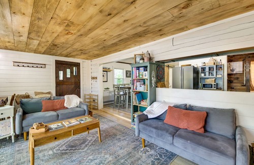 South China Cabina | China Lake Retreat: Kayaks, Grill & Fireplace!