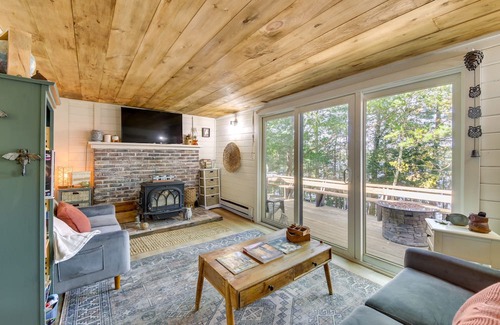 South China Cabina | China Lake Retreat: Kayaks, Grill & Fireplace!
