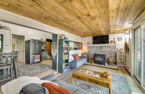 South China Cabina | China Lake Retreat: Kayaks, Grill & Fireplace!