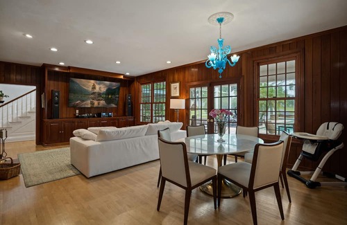 Leesburg Casa | Luxurious, Georgian-Style Estate, with Dramatic Heated Pool and Lanai