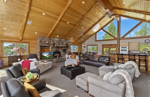 Castle Glen Estates Casa | Panoramic views, Lake and Mountains. Hot tub, Playground, Firepit, Game room.