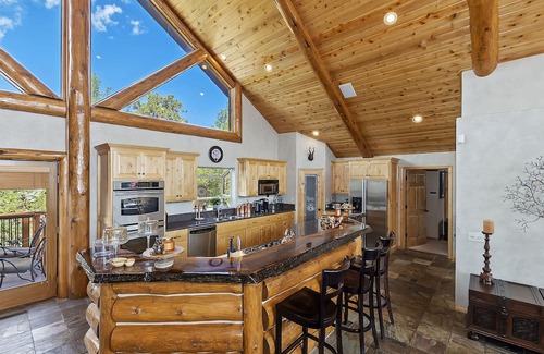 Castle Glen Estates Casa | Panoramic views, Lake and Mountains. Hot tub, Playground, Firepit, Game room.