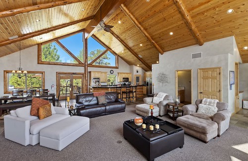 Castle Glen Estates Casa | Panoramic views, Lake and Mountains. Hot tub, Playground, Firepit, Game room.