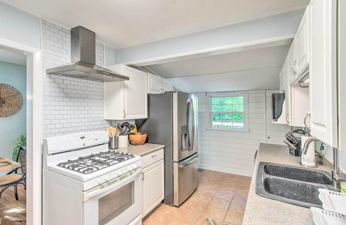 Saint Simons Heights Cabaña | St Simons Cottage w/ Grill ~ 2 Mi to Beach!